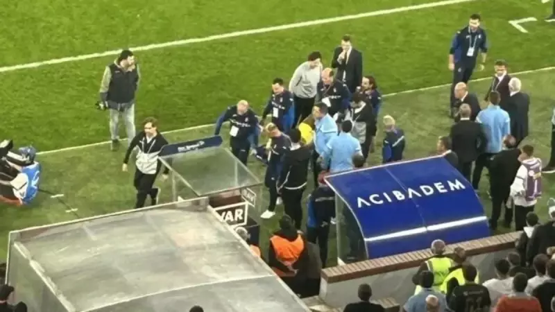 Trabzonspor'un Yıldızı Claro, Eyüpspor Maçında Sedyeyle Taşındı! Stadı Sessizliğe Gömen Acı Anlar