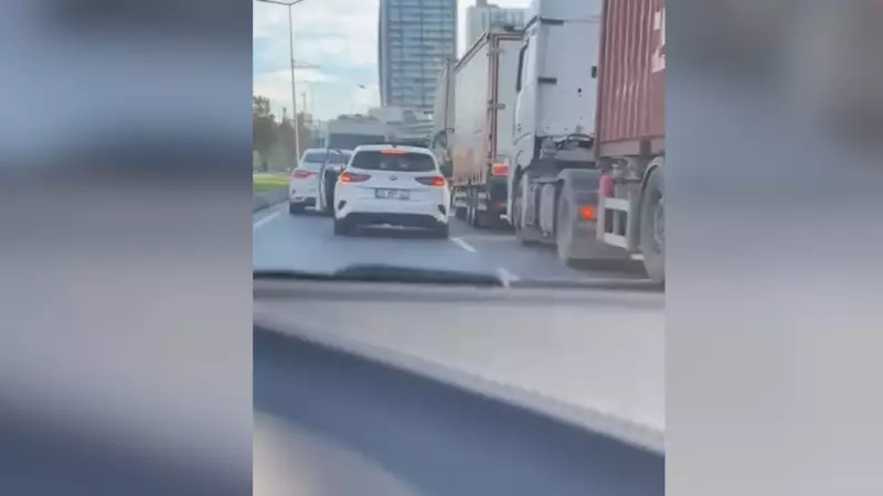 Trafik Kavgası Kanlı Bitti: Aracından İnip Rakibini Yumrukladı!