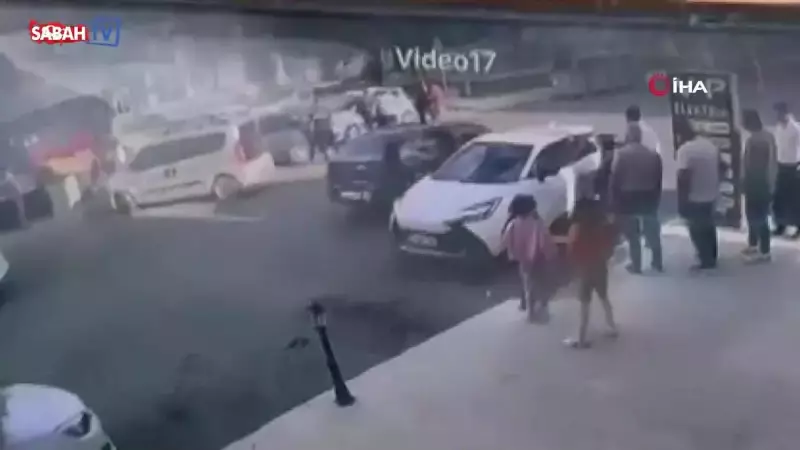 Trafikte Akılalmaz Saldırı! Kavşakta Sürücü ve Aracına Defalarca Vurdu, O Anlar Kamerada