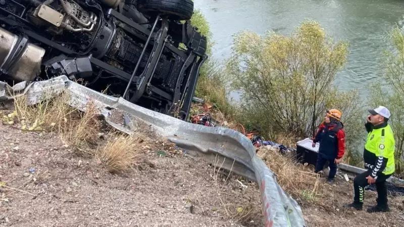 Tırın Altında Mahsur Kalan Şoförün İki Saatlik İmkansız Mücadelesi!