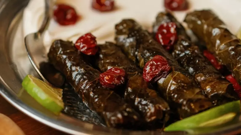 Vişneli Yaprak Sarması: Sofralarınızı Şenlendirecek Efsane Lezzetin Sırrı!