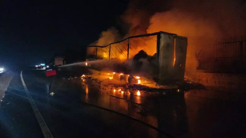 Yalova'da Konserve Yüklü Tır Alev Alev! İşte Çarpıcı Yangın Anları