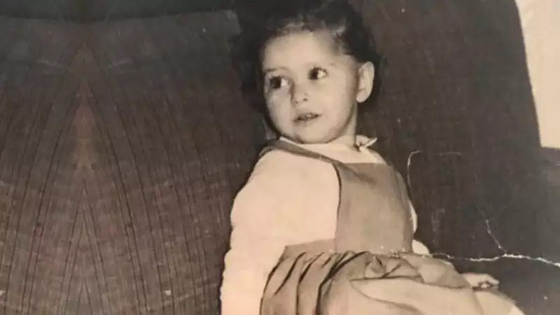 Yeşilçam'ın Minik Yıldızı: Hem Şarkıcı Hem Oyuncu Bu Yetenek Göz Kamaştırıyor!