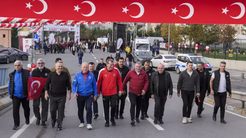 Zeytinburnu'nda Tarihi Gün! Cumhuriyet Koşusu'na Bakan Katılımı ve Sporda Millet Buluşması