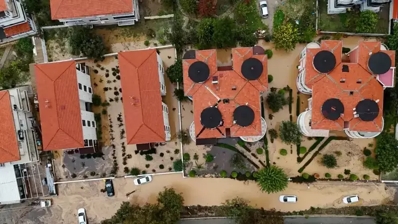 İzmir Foça'da Hortum Sonrası Temizlik Seferberliği: Deniz ve Sahil Yeniden Hayat Buluyor!