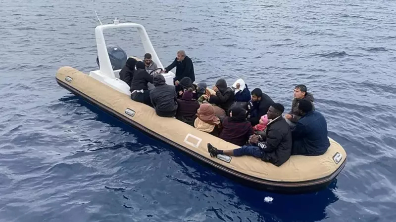 İzmir'de Dramatik Kurtarma: Lastik Botta Sürüklenen 41 Düzensiz Göçmen Emniyete Kavuştu