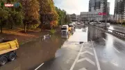 Bayrampaşa'da Gökten Adeta Kova Boşandı! Sokaklar Göle Döndü, Araçlar Suda Yüzdü