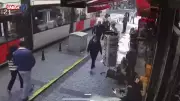 Fatih'te Tramvay Korkusu! Yayaya Çarpma Anı Kamerada