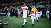 Hakan Çalhanoğlu'ndan Tarihi Başarı: 100. Maça Özel Plaketle Taçlandı!