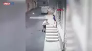 Korkunç Görüntüler! Çocuğu Bileğinden Tutup Yere Fırlatan Kişi Kameralara Yakalandı