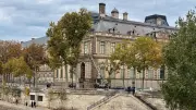Louvre Müzesi'nde Akıl Almaz Soygun: Tarihi Eserler Tozlu Raflarda Kayboldu!