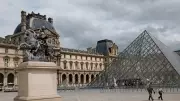 Louvre Müzesi'nde Nefes Kesen Soygun Girişimi: Tarihi Eserler Kıl Payı Kurtuldu!