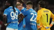 İnanılmaz Sakatlık! Napoli-Inter Maçında Penaltı Golü Sonrası Kasılıp Kalan Oyuncu Tribünleri Büyüledi