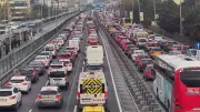 İstanbul'da Trafik Kilitlendi: Şehir Ekseninde Ulaşım Felç Oldu!