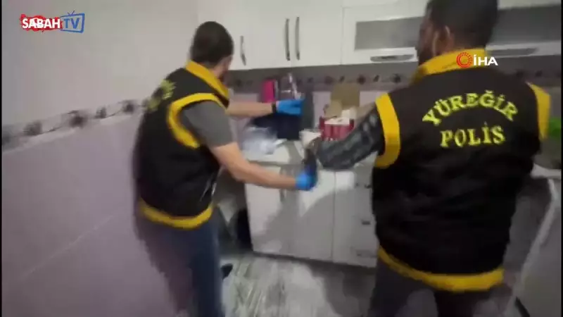 Adana'da Mutfak Dolabında Bomba Gibi Keşif: AK-47 ve Pompalı Tüfek Çıktı!