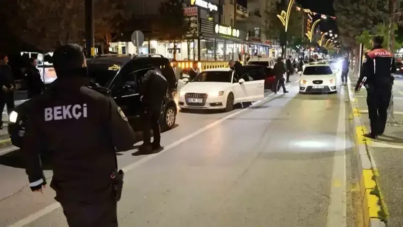 Aksaray'da Gece Vakti Sürpriz Operasyon: Şüpheli Araçlar ve Kişiler Gözaltında!