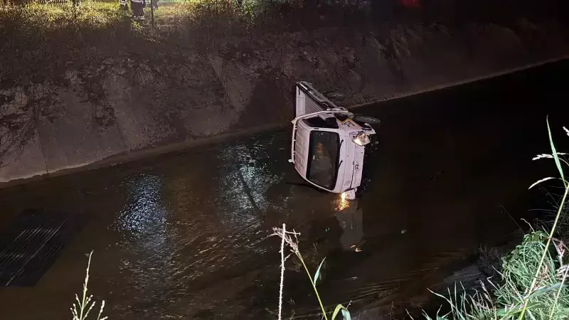 Alkollü Sürücünün Kaza Yapması: Kamyonet Kanala Devrildi