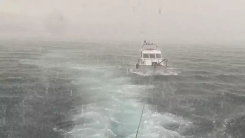 Çanakkale Boğazı'nda Tehlike Atlatıldı: 3 Kişilik Tekne Kurtarıldı