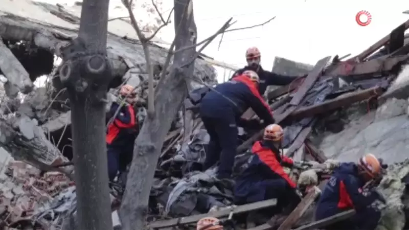 Ankara'da Kontrollü Yıkım Faciaya Dönüştü: Toz Bulutu İçinde Kalan Araçlar