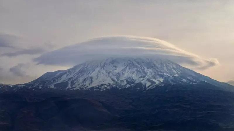 Ağrı Dağı'nda Mercek Bulutu Görsel Şölen Oluşturdu