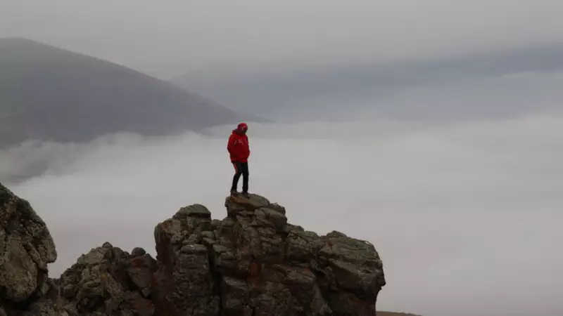 Aras Dağları'nın Sisler Altındaki Büyüleyici Manzarası Görüntülendi