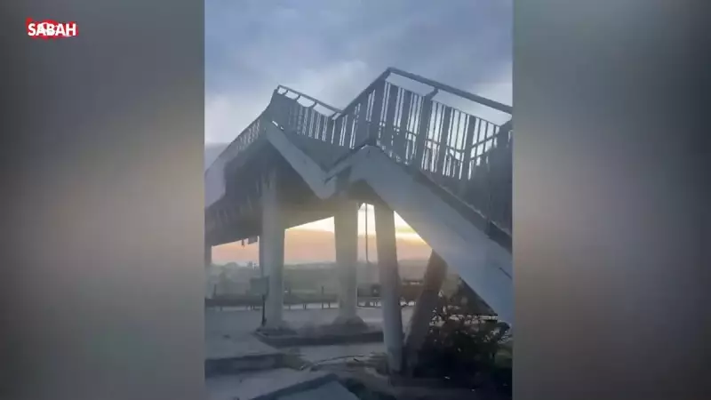 Avcılar'da İş Makinesi Taşıyan TIR Üst Geçide Çarptı: 2 Yaralı