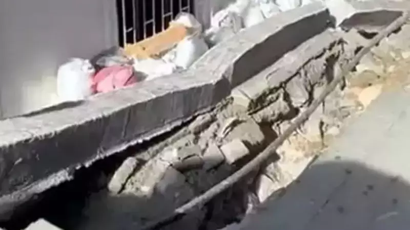 Avcılar'da Şok Eden Olay: 4 Katlı Binanın Bahçe Katına Duvar Çöktü!