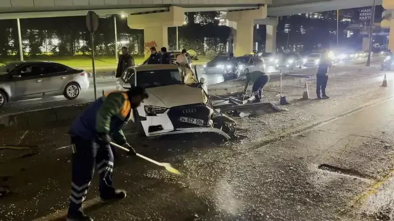 Bakırköy'de Refüjü Aşan Otomobilde Büyük Kaza: 2 Araç Ters Döndü