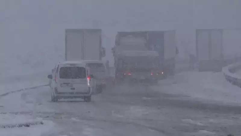 Bayburt'ta Kar Yağışı: Kop Dağı Geçidi Beyaza Büründü