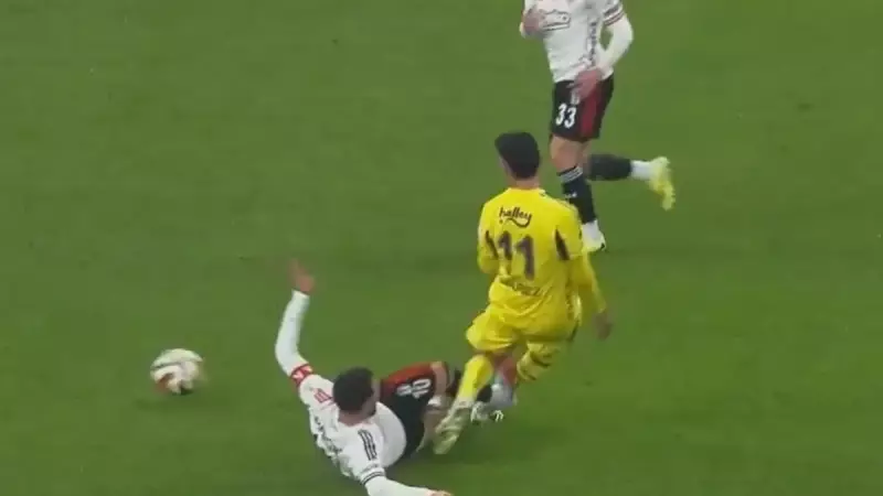 Beşiktaş-Fenerbahçe Derbisinde Kırmızı Kart Şov! VAR Kontrolü Sonrası Arka Arkaya Kırmızı Kartlar ile Oyun Değişti
