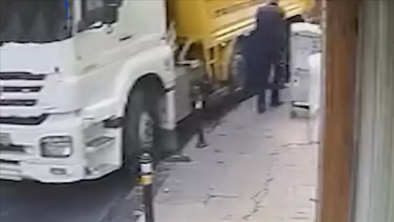 Beyoğlu'nda Korkutan Olay: Demir Duba Dükkana Fırladı!