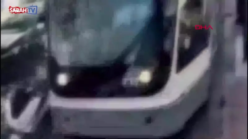 Beyoğlu'nda Tramvay Motosiklete Çarptı: 2 Yaralı | Video