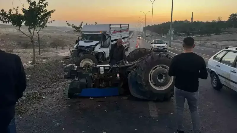 Birecik'te Zeytin Yüklü Traktör ile Kamyonet Çarpıştı: 2 Yaralı