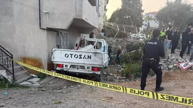 Buldan'da feci kaza: Kontrolden çıkan kamyonet eve daldı, 1 ölü