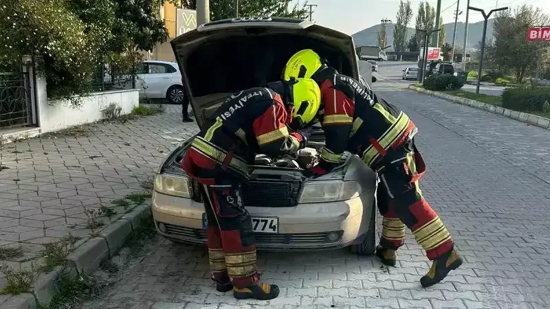 Burhaniye'de Seyir Halindeki Otomobil Alev Alev Yandı