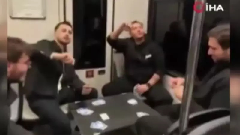 Bursa Metroda İnanılmaz Görüntü: Gençler Masayı Kurup Kağıt Oyunu Oynadı!