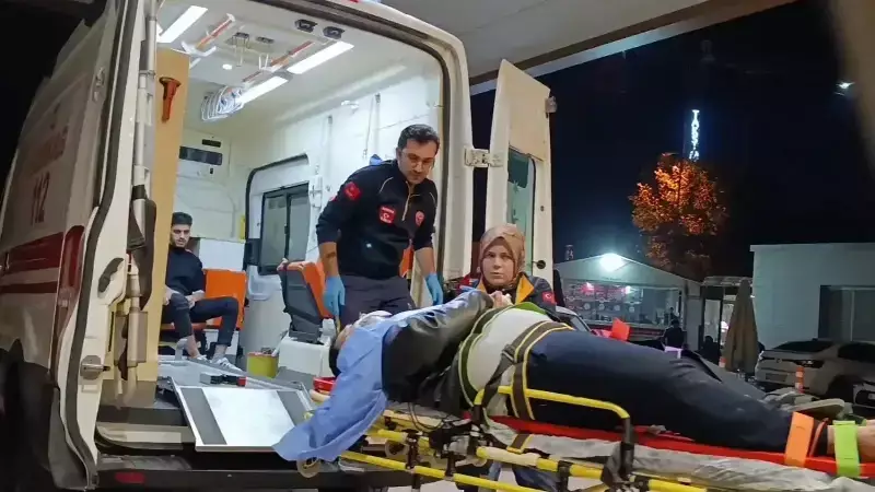 Bursa'da Feci Kaza! Kontrolden Çıkan Araç Ağaca Çarptı, 3 Kişi Yaralandı