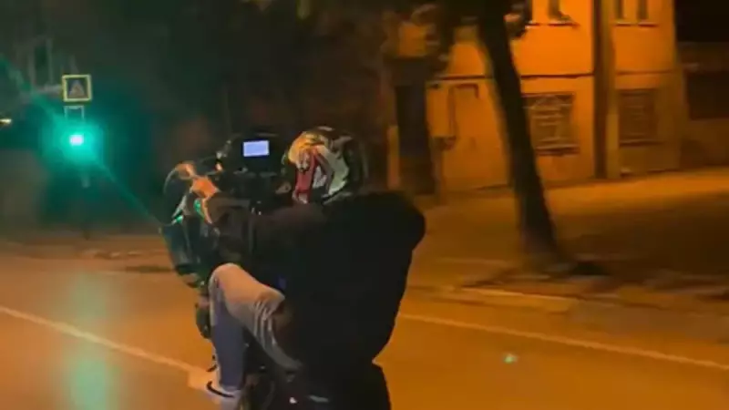 Bursa'da tek teker üzerinde tehlikeli yolculuk! Trafik magandası kamerada