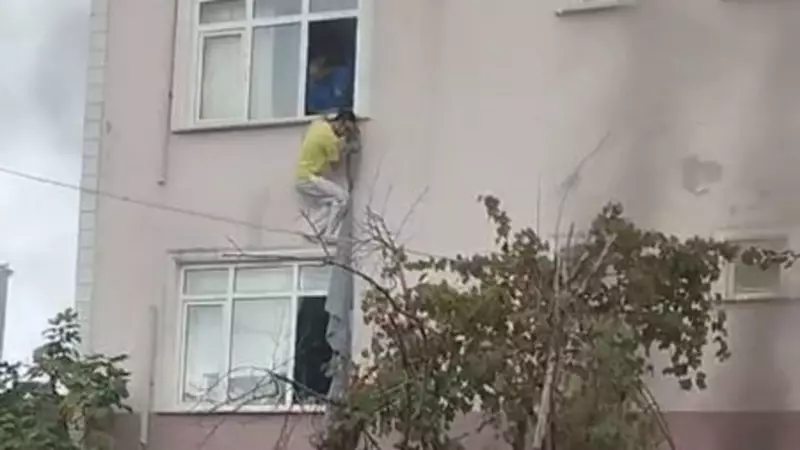 Darıca'da İşçilerin Kaldığı Bina Kundaklandı: Çarşaflarla Hayatta Kaldılar