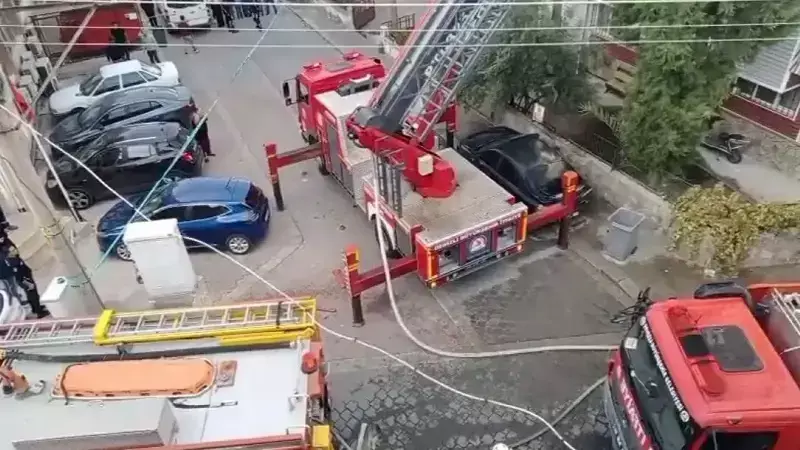 Denizli'de Çatı Katında Başlayan Alevler 5 Kişiyi Tuzağa Düşürdü! İtfaiye Zamanla Yarıştı