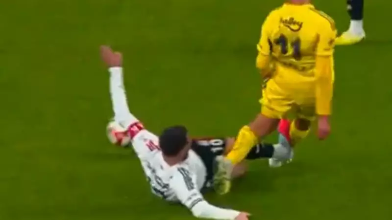 Derbide Kırmızı Kart Şov! Fenerbahçe-Galatasaray Maçı Adeta Kırmızıya Boyandı