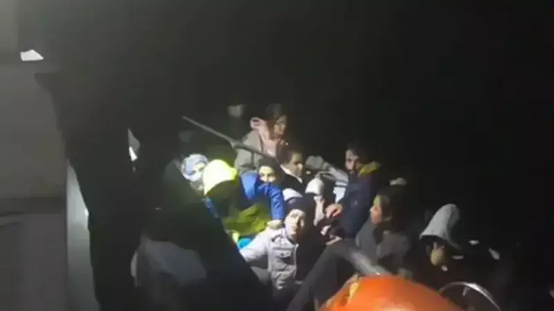 Didim'de 30 Düzensiz Göçmen Kurtarıldı, 2 Kaçakçı Yakalandı