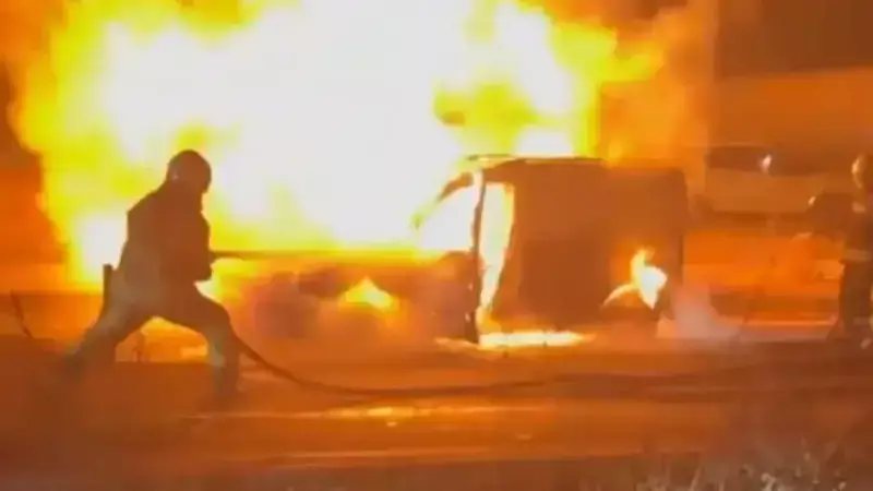 Diyarbakır'da Seyir Halindeki Araç Alev Topuna Döndü