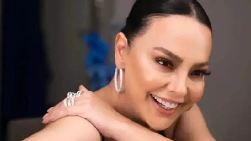 Ebru Gündeş'in İnanılmaz Kariyer Yolculuğu: İlk Mesleği Şaşırtıyor!