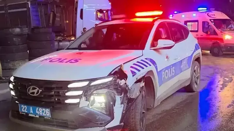 Edirne'de Polis İhtarını Dinlemeyen Motosiklet Polis Aracına Çarptı: 2 Yaralı