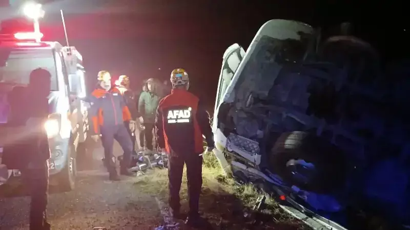 Elazığ'da Kamyon Bariyere Çarptı: Sürücü Yaralandı