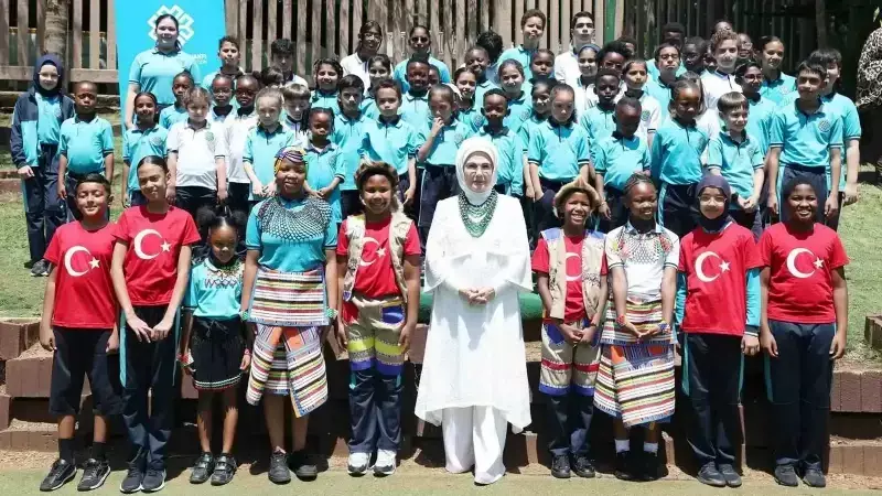 Emine Erdoğan, Johannesburg'daki Maarif Okulu'nda Öğrencilerle Buluştu