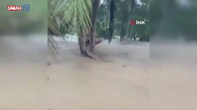 Endonezya'da Sel Felaketi: 303 Can Kaybı, Ağaçlara Tutunanlar Kurtarıldı