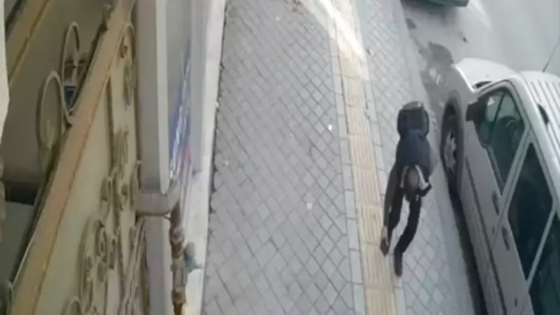 Esenyurt'ta Düşen Cüzdanı Alan Şahıs Görüntüler Yayılınca Teslim Etti