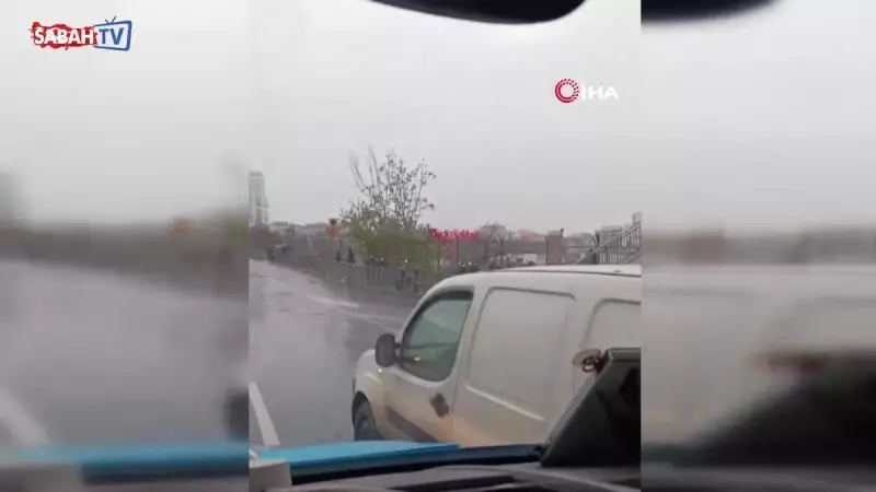 Esenyurt'ta Yol Verme Kavgası: Minibüs Camı Yumruklarla Kırıldı